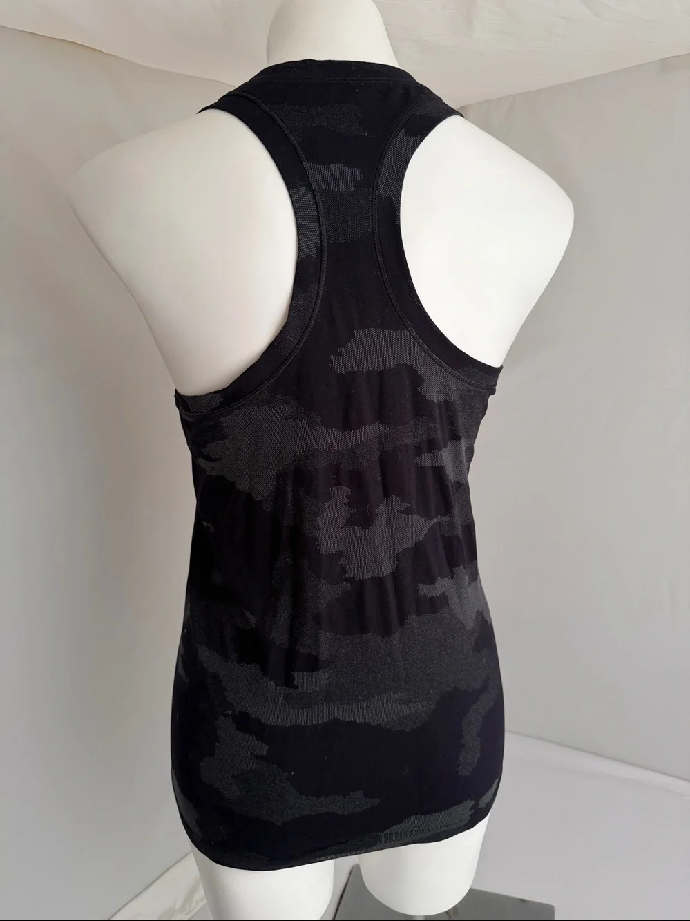Athleta Momentum Seamless Racerback Tank Top black charcoal gray camouflage M